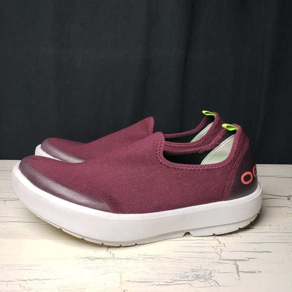 OOFOS OOmg eeZeeLow Sneakers in Burgundy - Women's size 9.5 - Picture 4 of 13